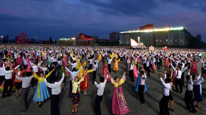 盛大庆祝朝鲜劳动党第七次代表大会