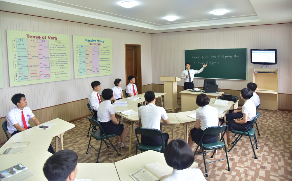 平壤韩德铢轻工业大学