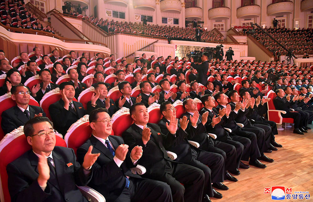 祝贺朝鲜劳动党第七届中央委员会第五次全体会议与会者的演出举行
