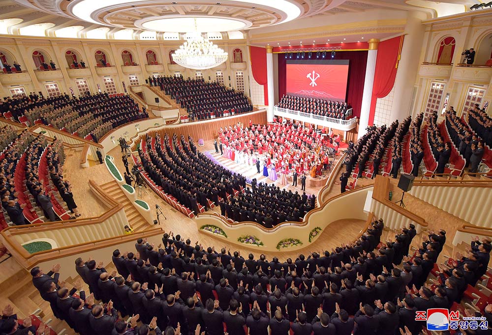 祝贺朝鲜劳动党第七届中央委员会第五次全体会议与会者的演出举行