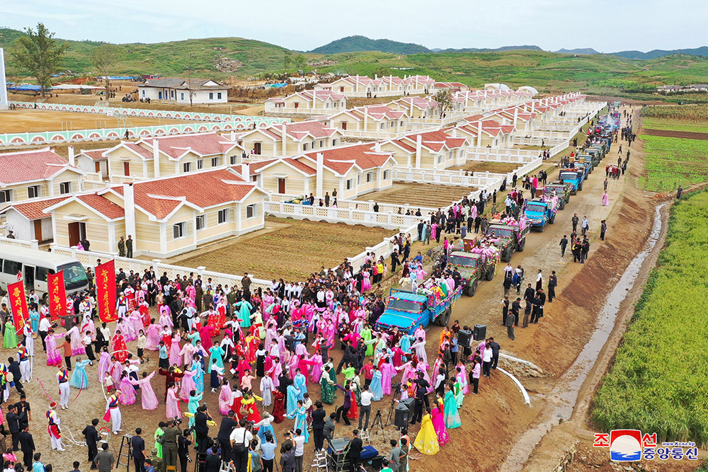 Mudanza a nuevas viviendas en la comuna de Kangbuk de distrito de Kumchon, damnificada por el sinistro natural