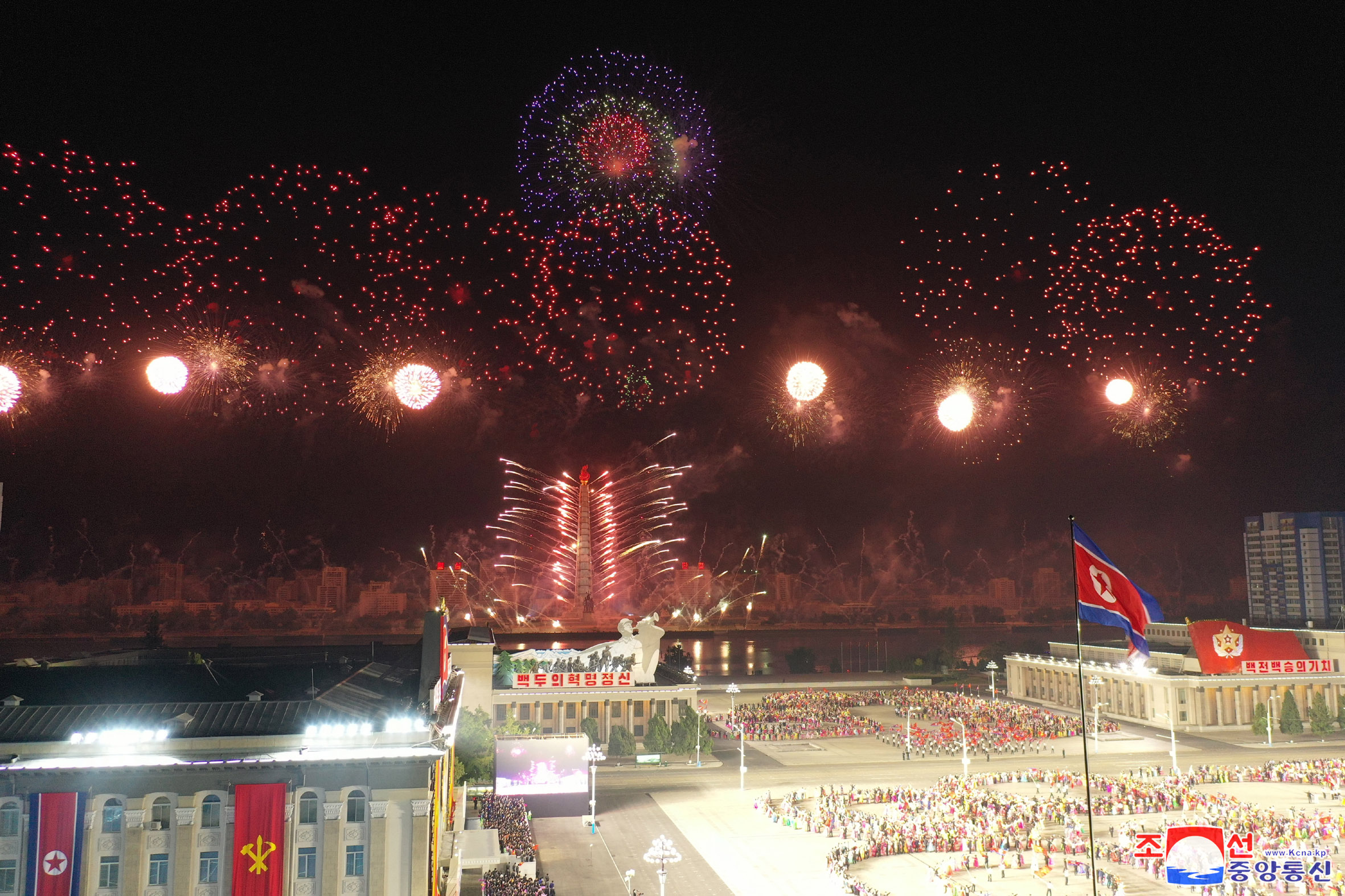 Velada de fuegos artificiales en festejo al 75º aniversario de la fundación del PTC