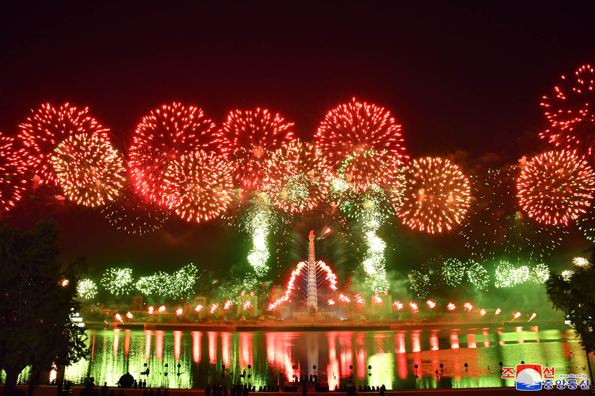 Velada de fuegos artificiales en festejo al 75º aniversario de la fundación del PTC
