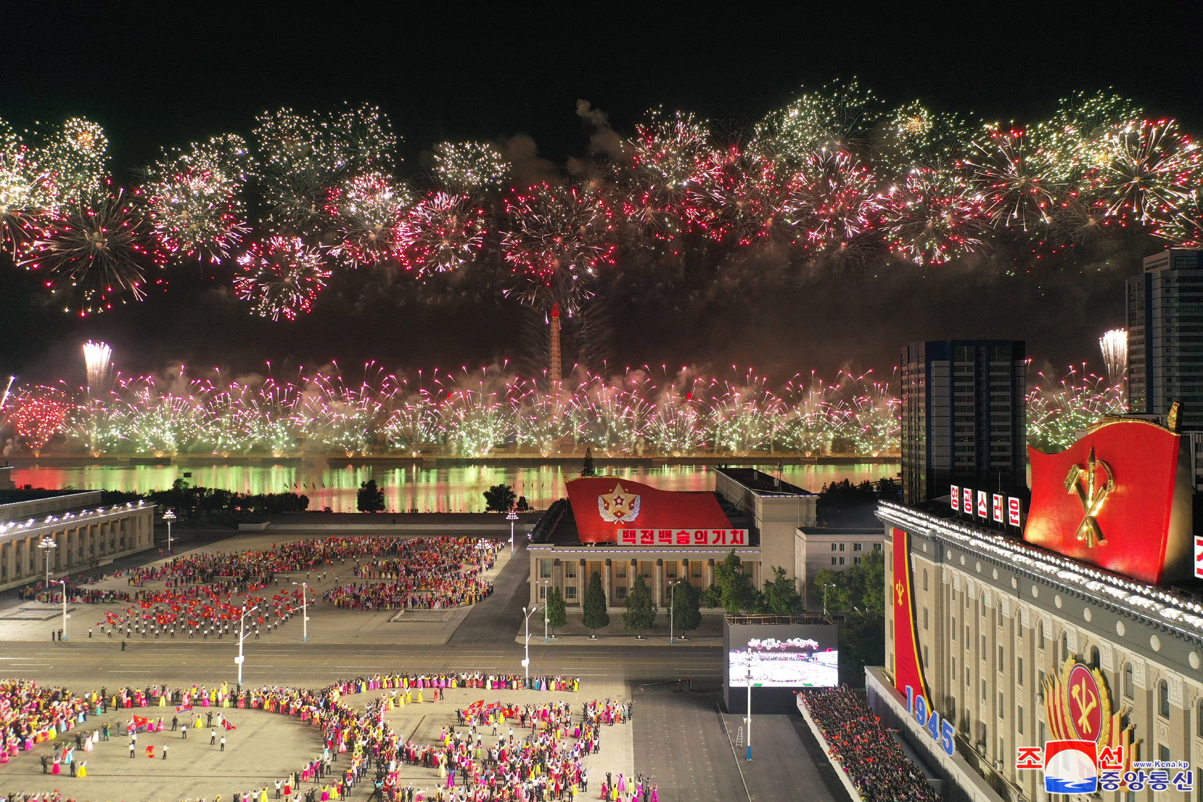 Velada de fuegos artificiales en festejo al 75º aniversario de la fundación del PTC