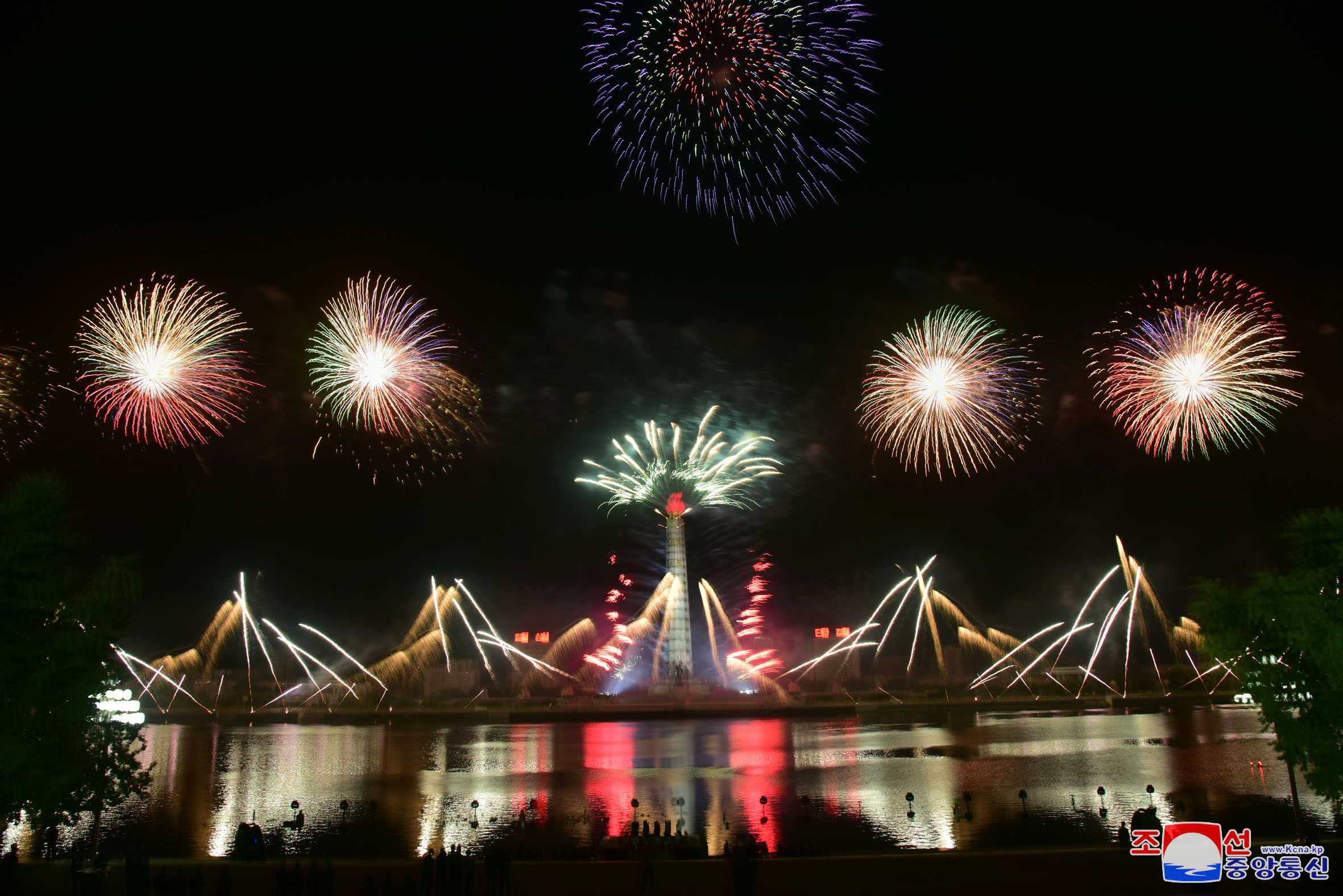Velada de fuegos artificiales en festejo al 75º aniversario de la fundación del PTC