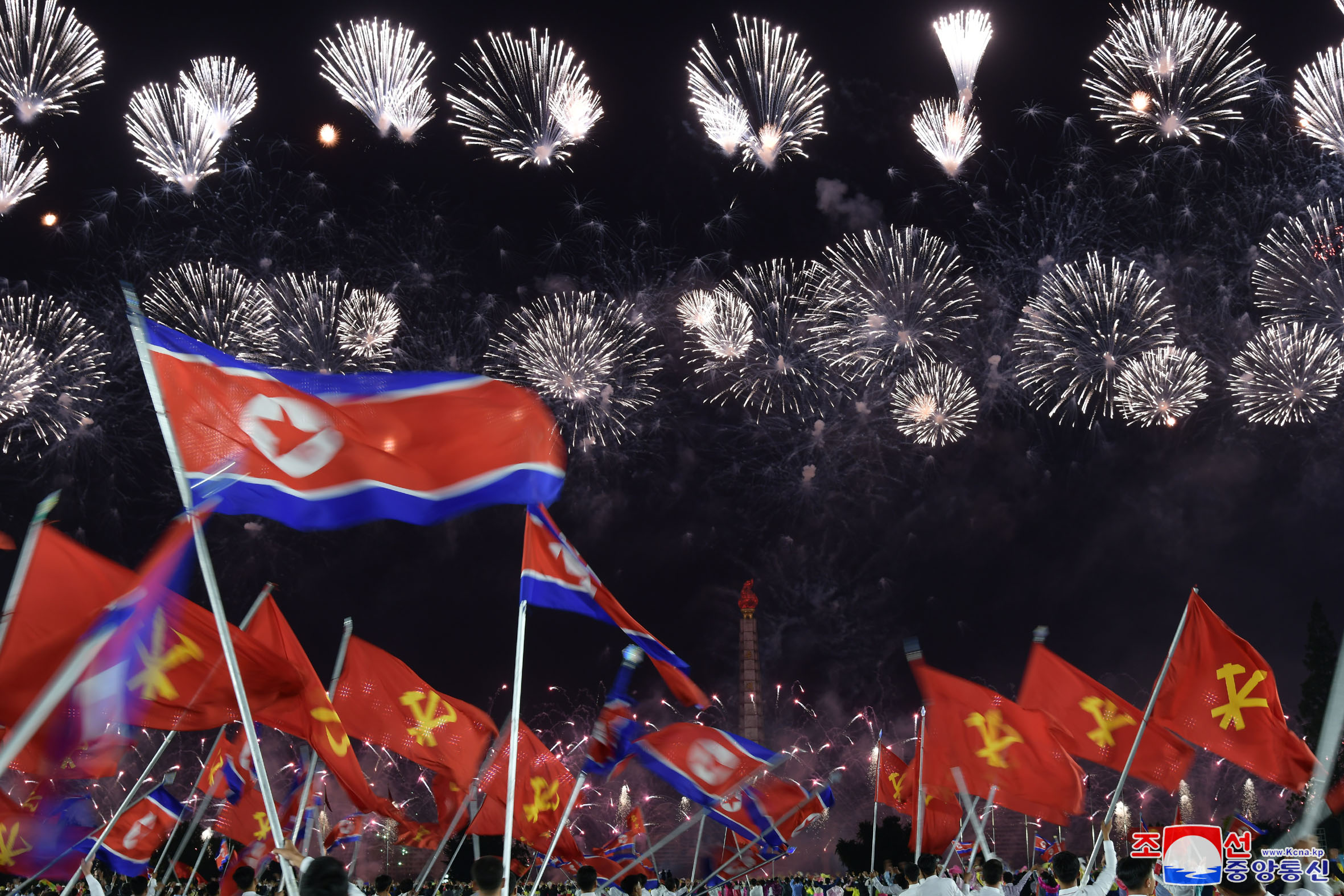 Velada de fuegos artificiales en festejo al 75º aniversario de la fundación del PTC