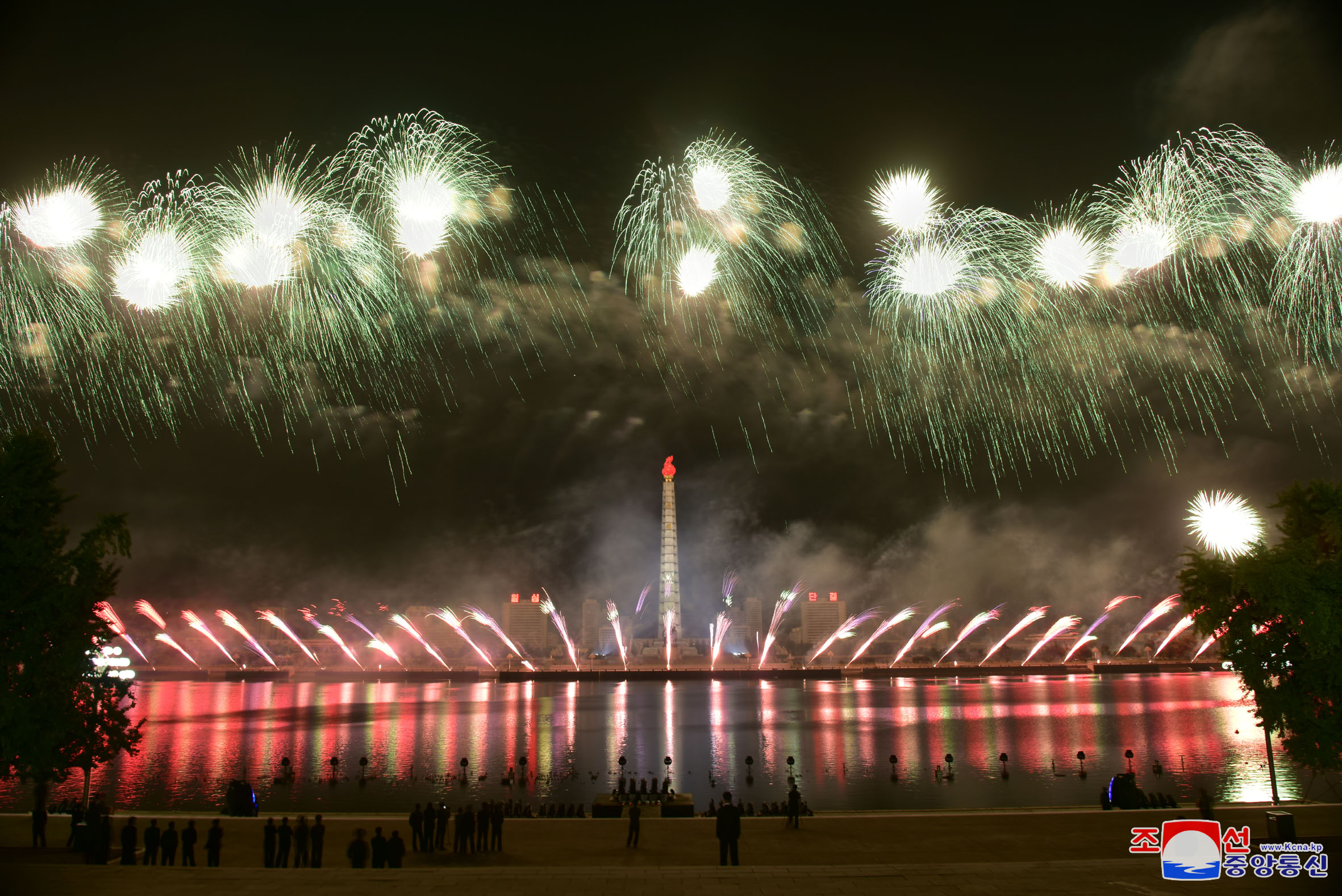 Velada de fuegos artificiales en festejo al 75º aniversario de la fundación del PTC