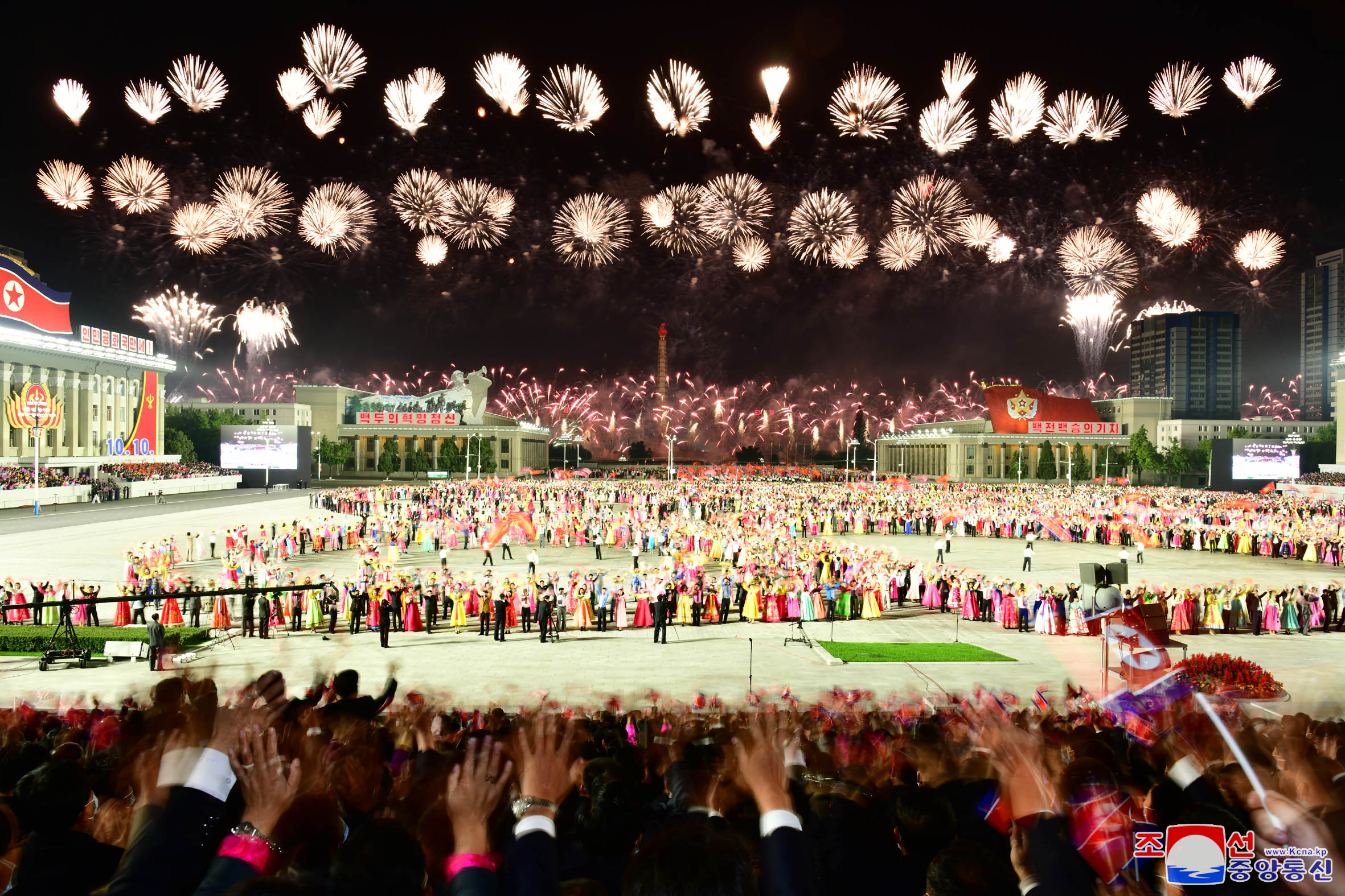 Velada de fuegos artificiales en festejo al 75º aniversario de la fundación del PTC