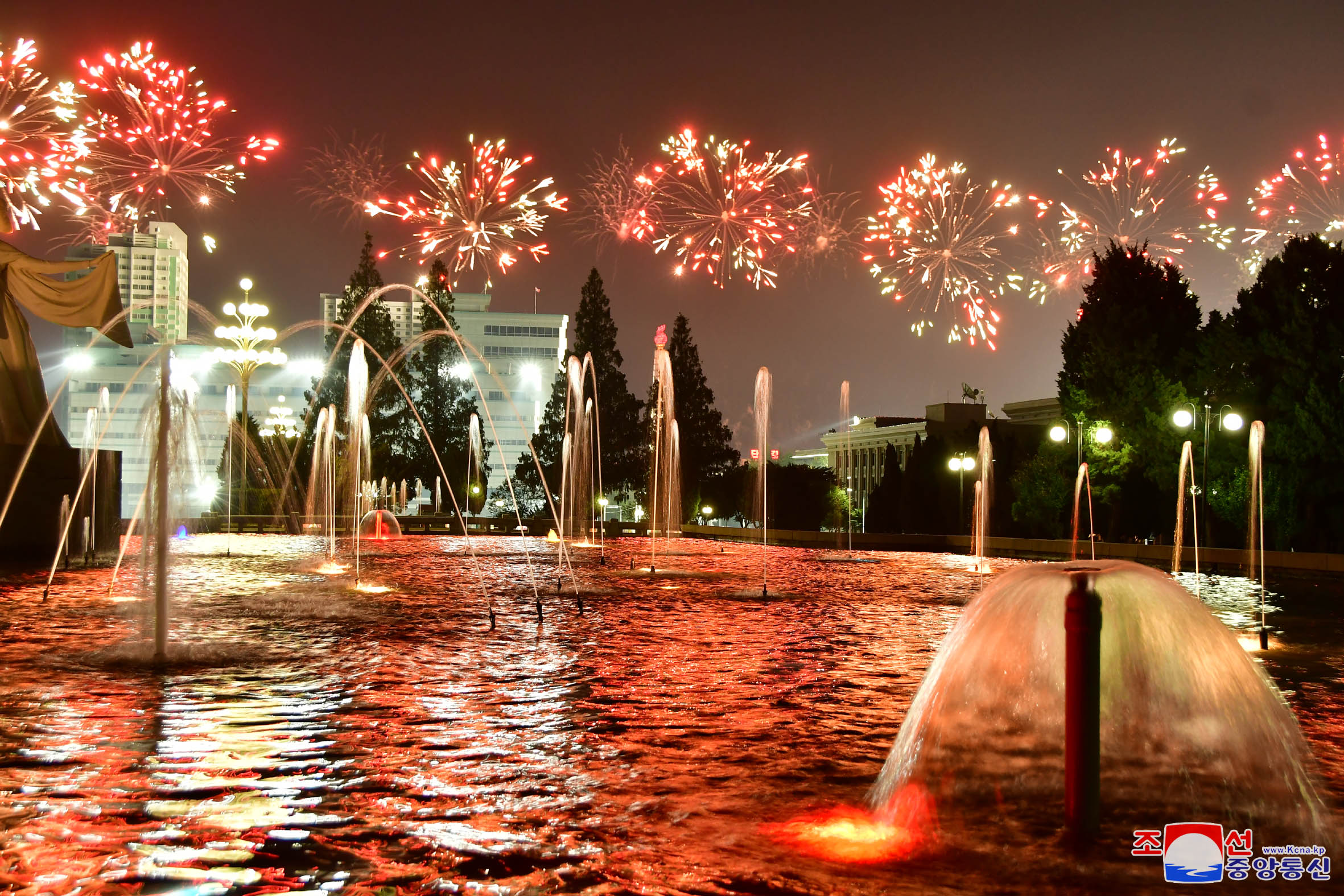 Velada de fuegos artificiales en festejo al 75º aniversario de la fundación del PTC