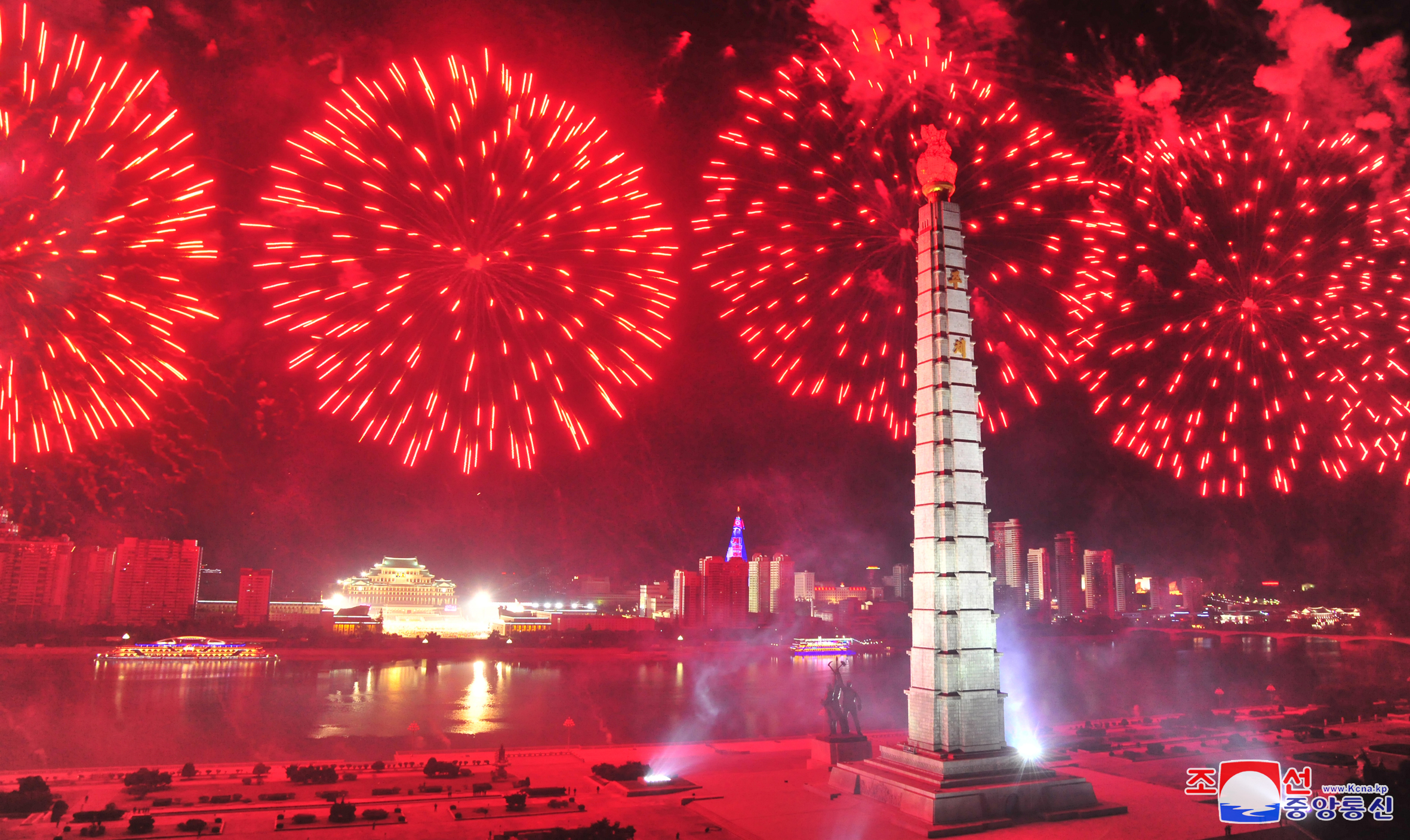 Velada de fuegos artificiales en festejo al 75º aniversario de la fundación del PTC