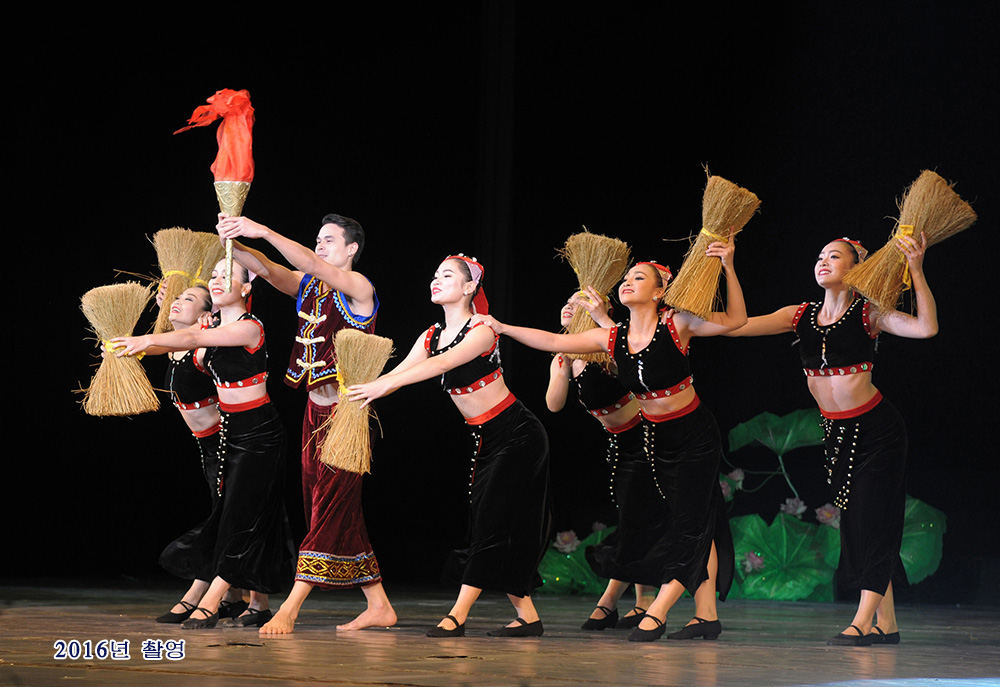 국제적인 예술축전《4월의 봄 친선예술축전》(2)