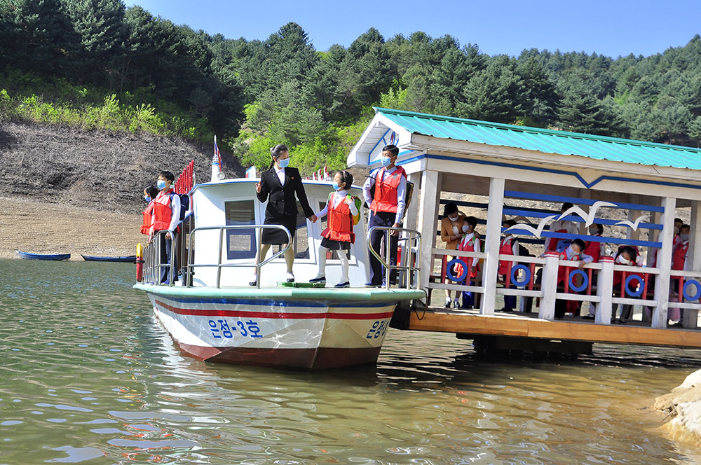 Barco para escolares《Unjong》 (En el distrito Tongsin de la provincia Jagang )