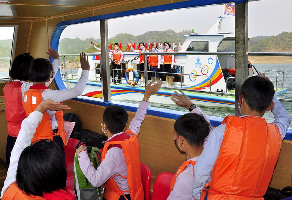 Barco para escolares《Unjong》 (En el distrito Tongsin de la provincia Jagang )