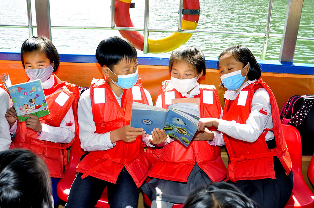 Barco para escolares《Unjong》 (En el distrito Tongsin de la provincia Jagang )