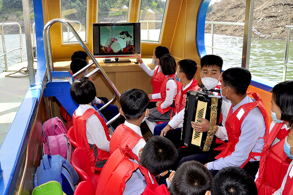 Barco para escolares《Unjong》 (En el distrito Tongsin de la provincia Jagang )