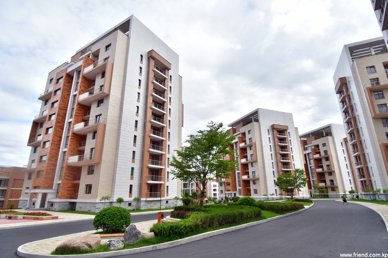 Le quartier d’habitation mansardée au bord de la rivière Pothong
