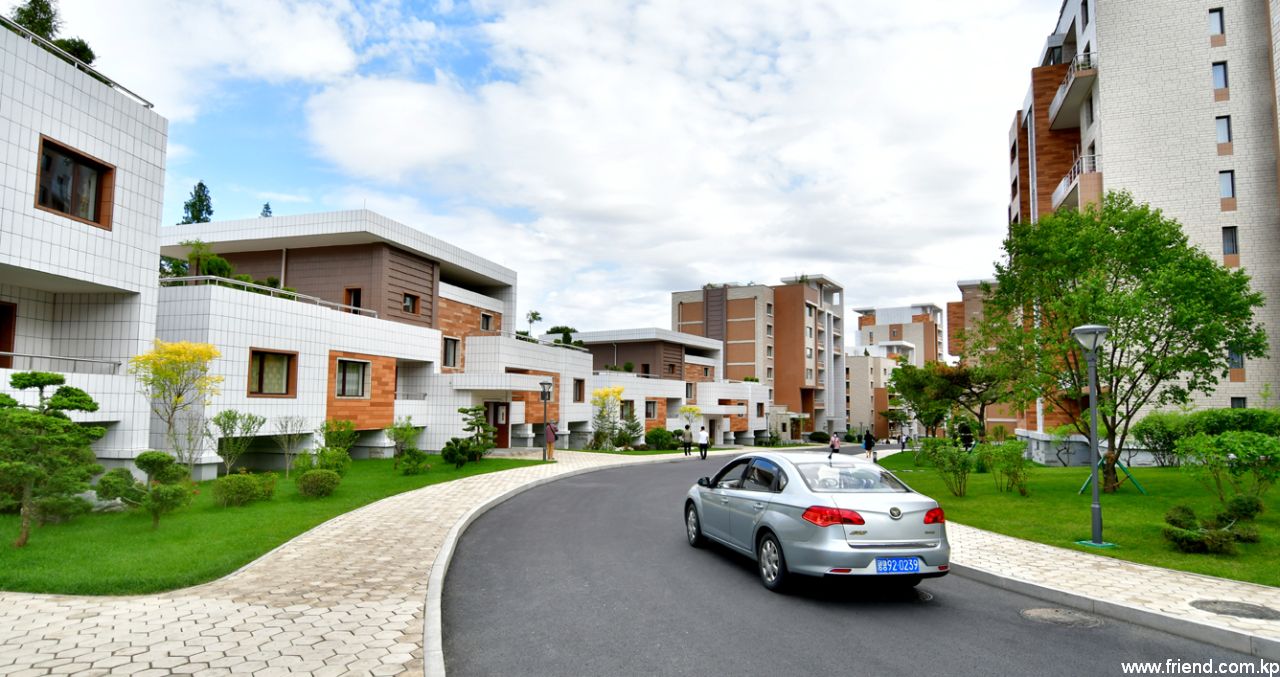 Le quartier d’habitation mansardée au bord de la rivière Pothong
