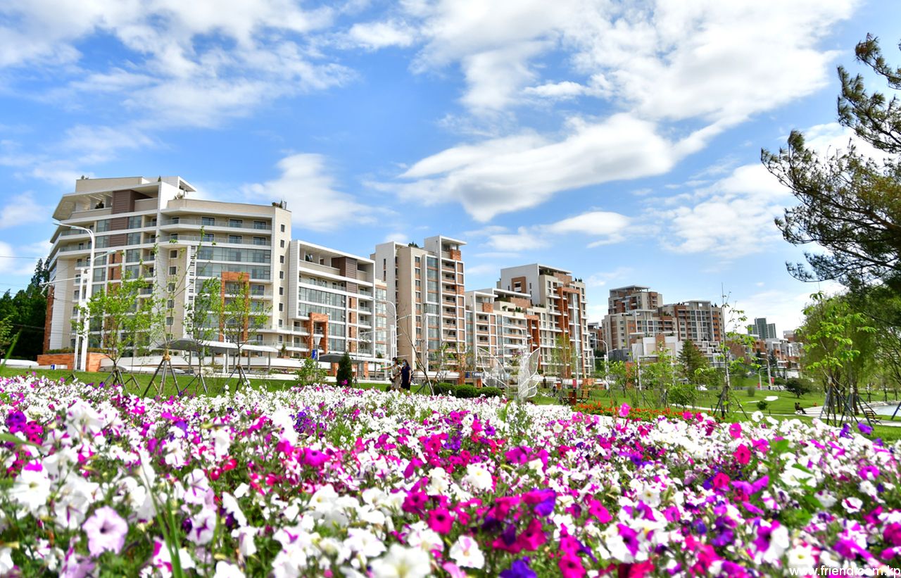 Le quartier d’habitation mansardée au bord de la rivière Pothong