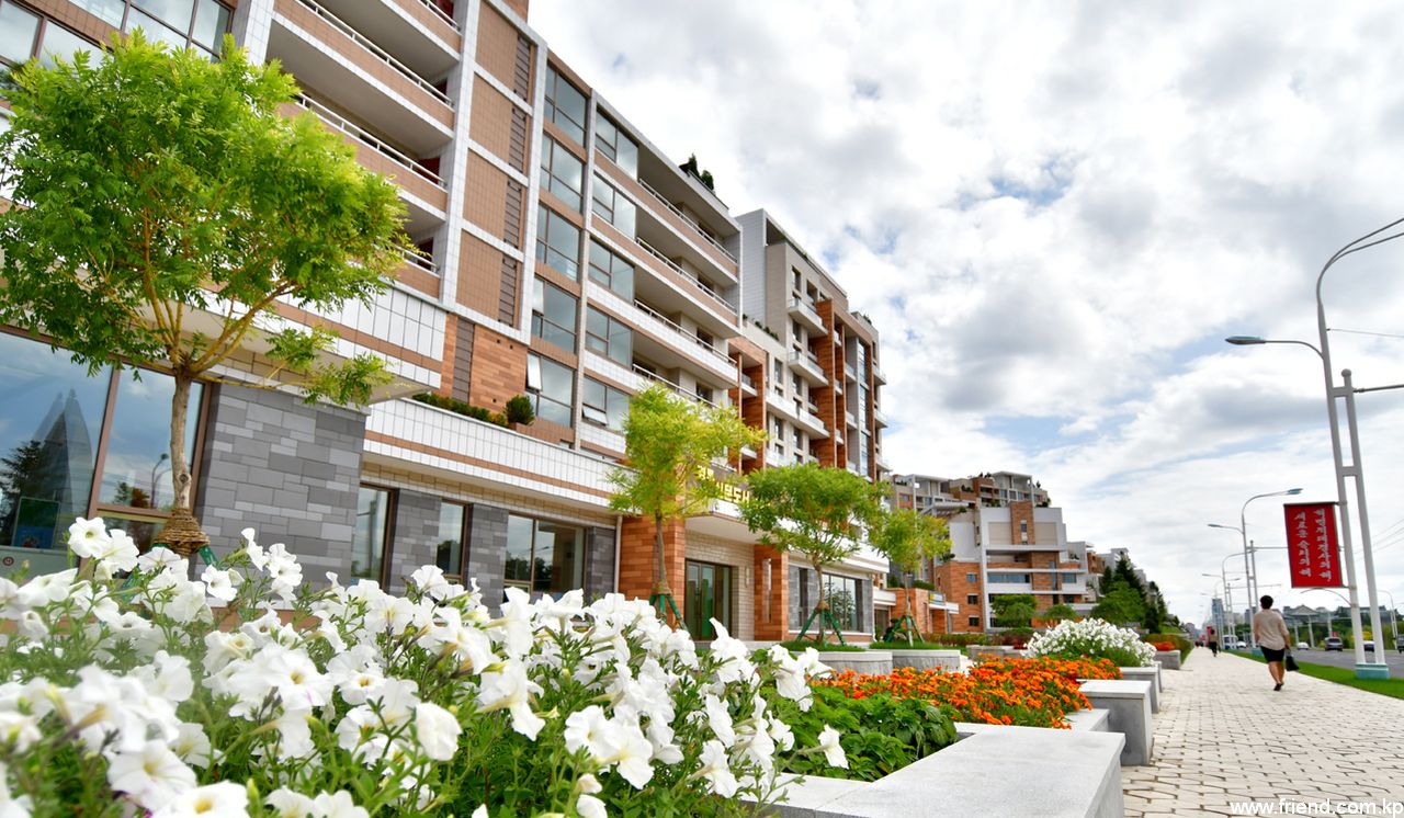 Le quartier d’habitation mansardée au bord de la rivière Pothong