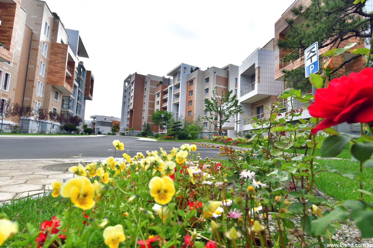 Le quartier d’habitation mansardée au bord de la rivière Pothong
