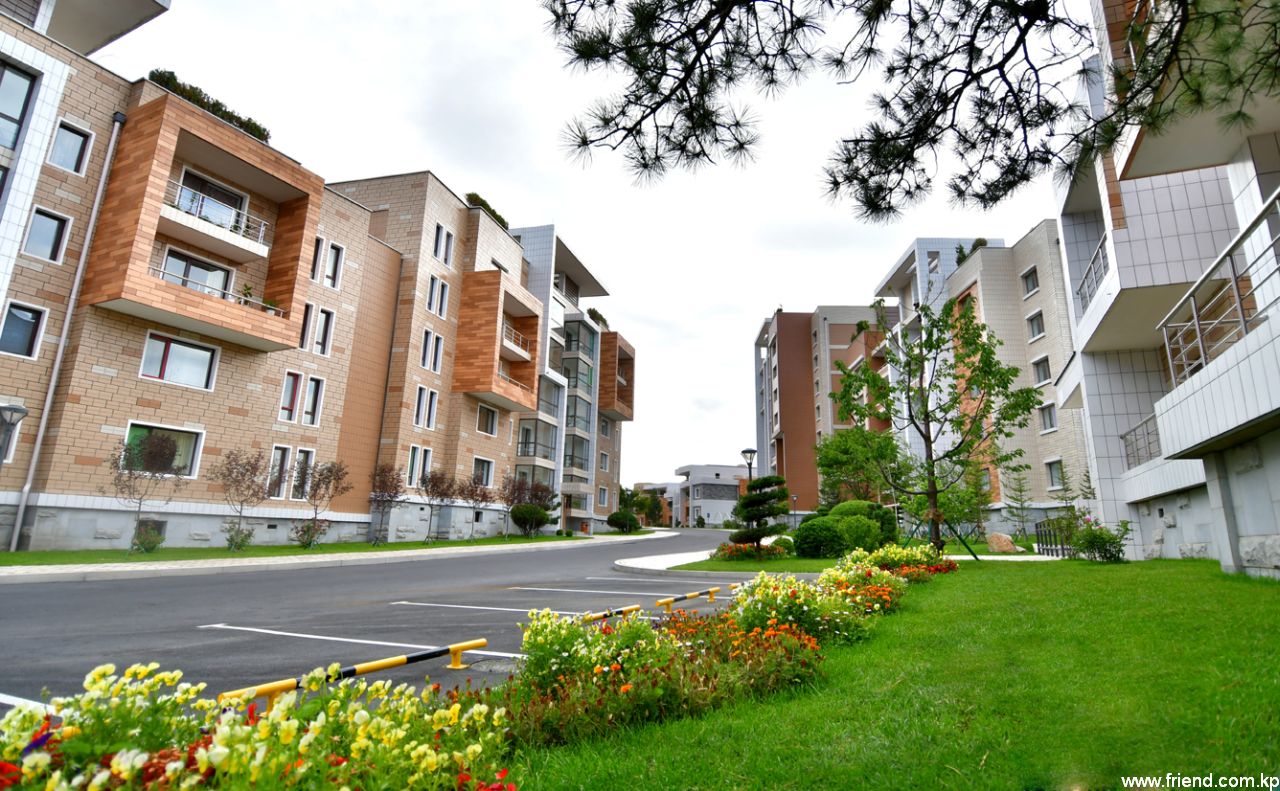 Le quartier d’habitation mansardée au bord de la rivière Pothong