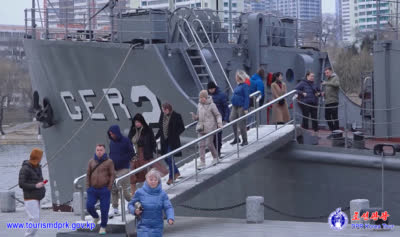 俄罗斯游客参观平壤市各地(2)