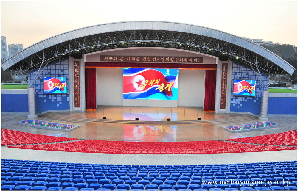 平壤市青年公园露天剧场