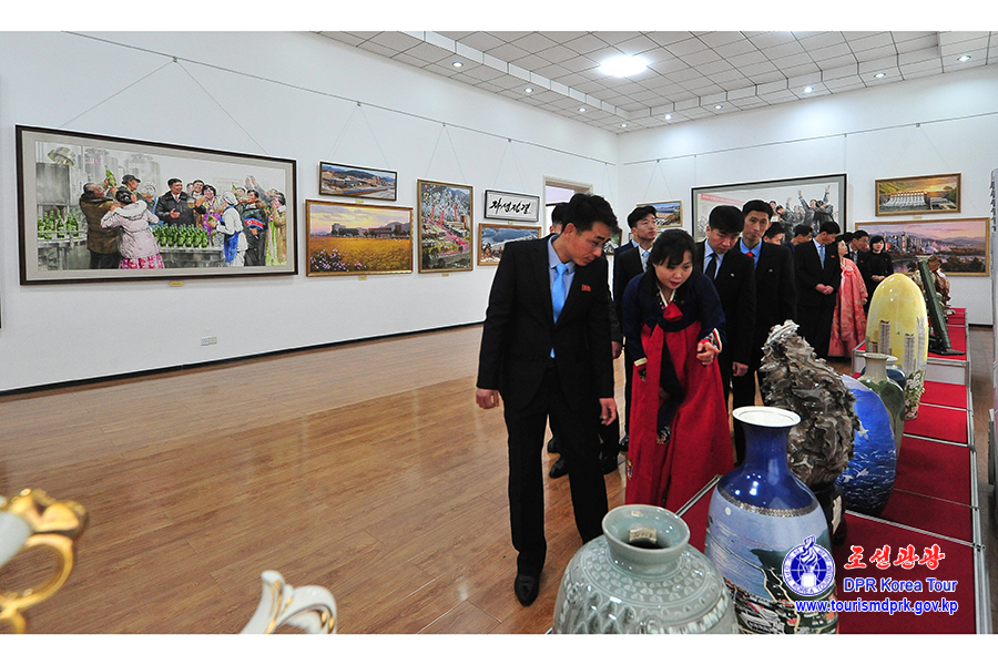 庆祝伟大领袖金日成同志华诞114周年中央美术展