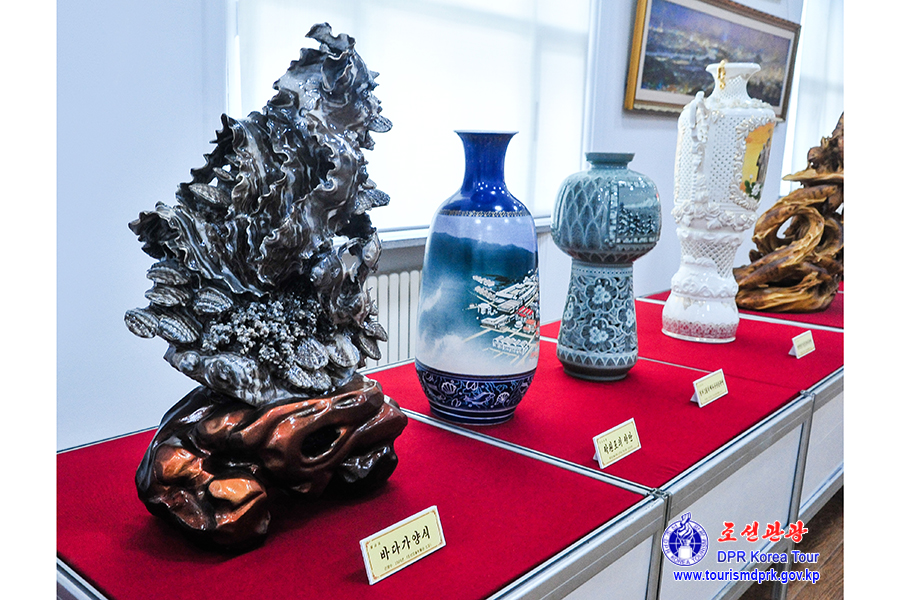 庆祝伟大领袖金日成同志华诞114周年中央美术展
