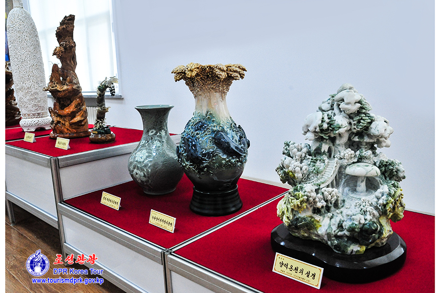 庆祝伟大领袖金日成同志华诞114周年中央美术展