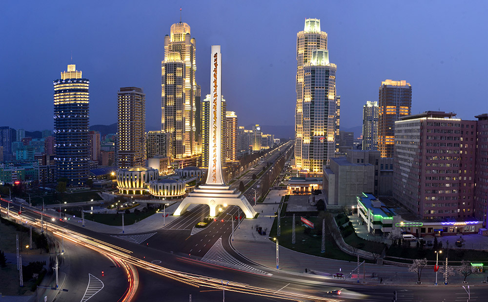 Panorama de luces en la avenida Ryomyong