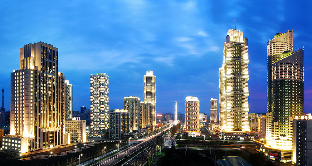 Panorama de luces en la avenida Ryomyong