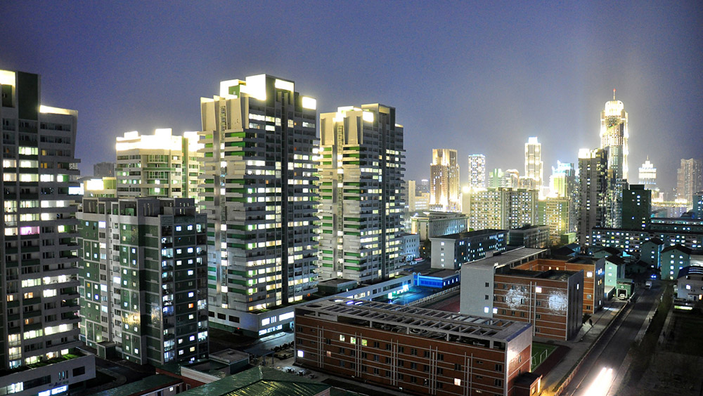 Panorama de luces en la avenida Ryomyong
