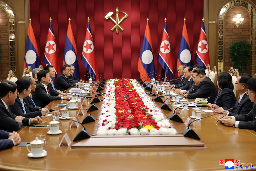 敬愛する金正恩総書記がラオス人民革命党のトンルン・シスリット書記長と会談