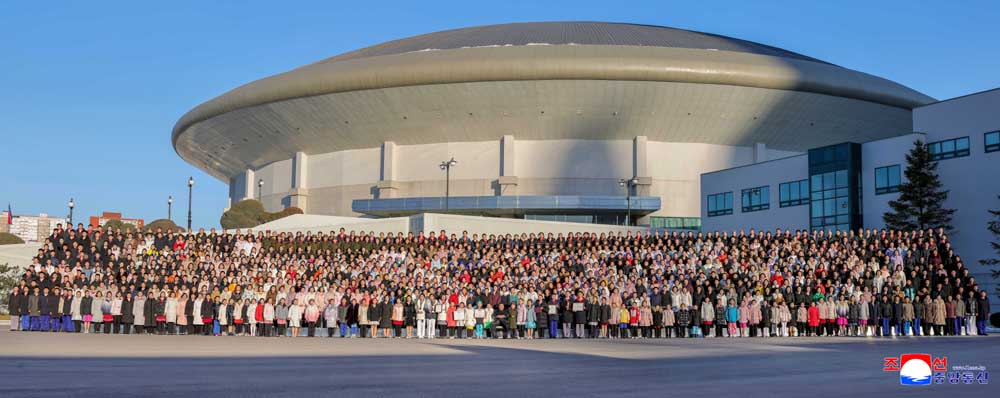 Respected Comrade Kim Jong Un Has Photo Session with Schoolchildren Participating in New Year Performance