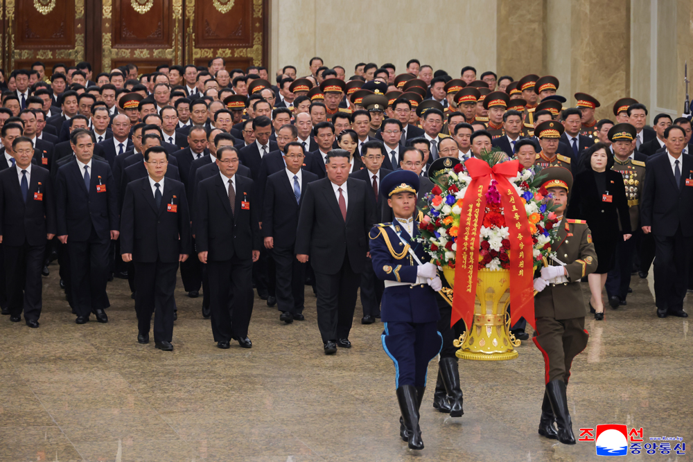 Respected Comrade Kim Jong Un Visits Kumsusan Palace of Sun