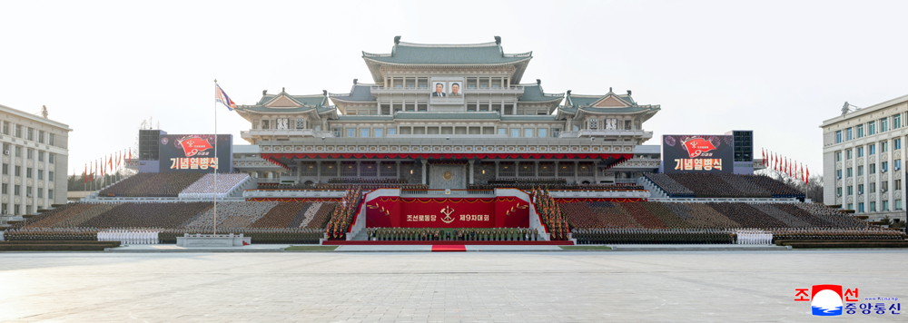 敬爱的金正恩同志同纪念朝鲜劳动党第九次代表大会阅兵式参加部队指战员合影留念