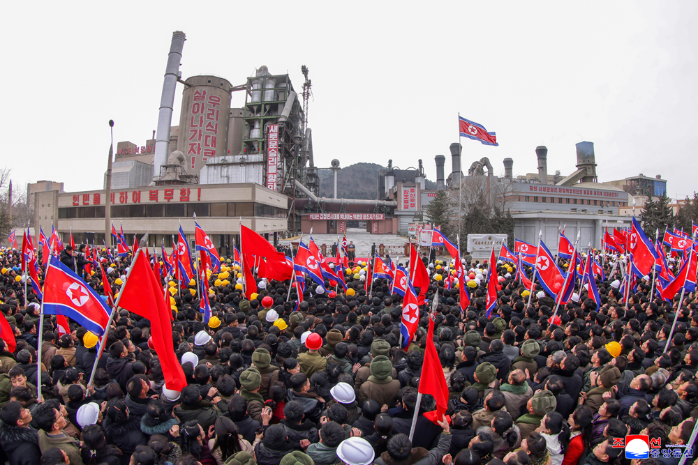 경애하는 김정은동지께서 상원세멘트련합기업소를 축하방문하시고 당대회결정관철을 위한 새로운 투쟁에 떨쳐나선 로동계급을 격려하시였다