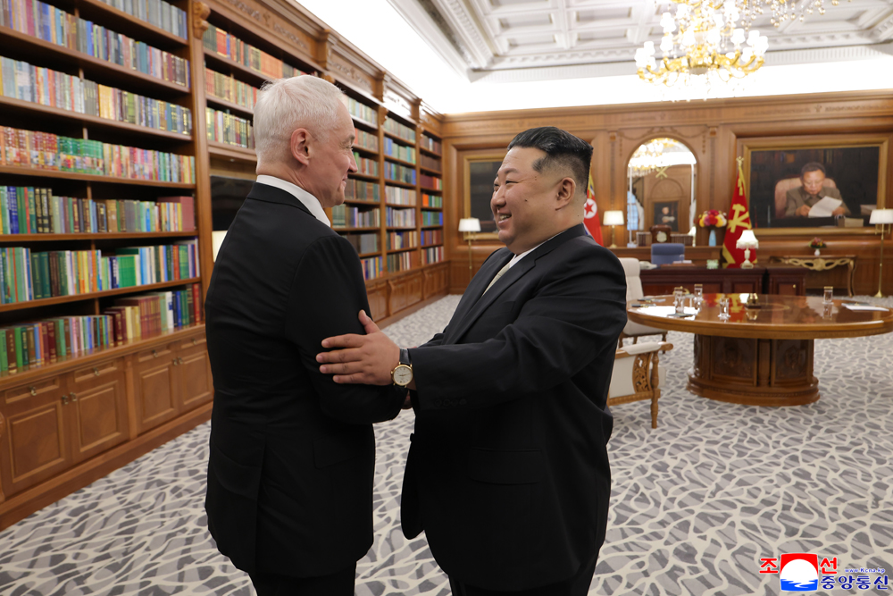 敬爱的金正恩同志会见俄罗斯联邦国防部长