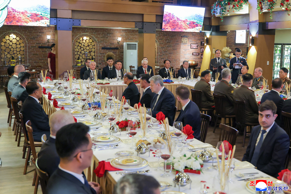 朝鲜民主主义人民共和国国务委员会设晚宴招待出席海外军事作战功勋纪念馆竣工典礼的俄罗斯联邦官方代表团