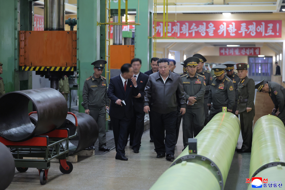 敬爱的金正恩同志视察一些军工企业