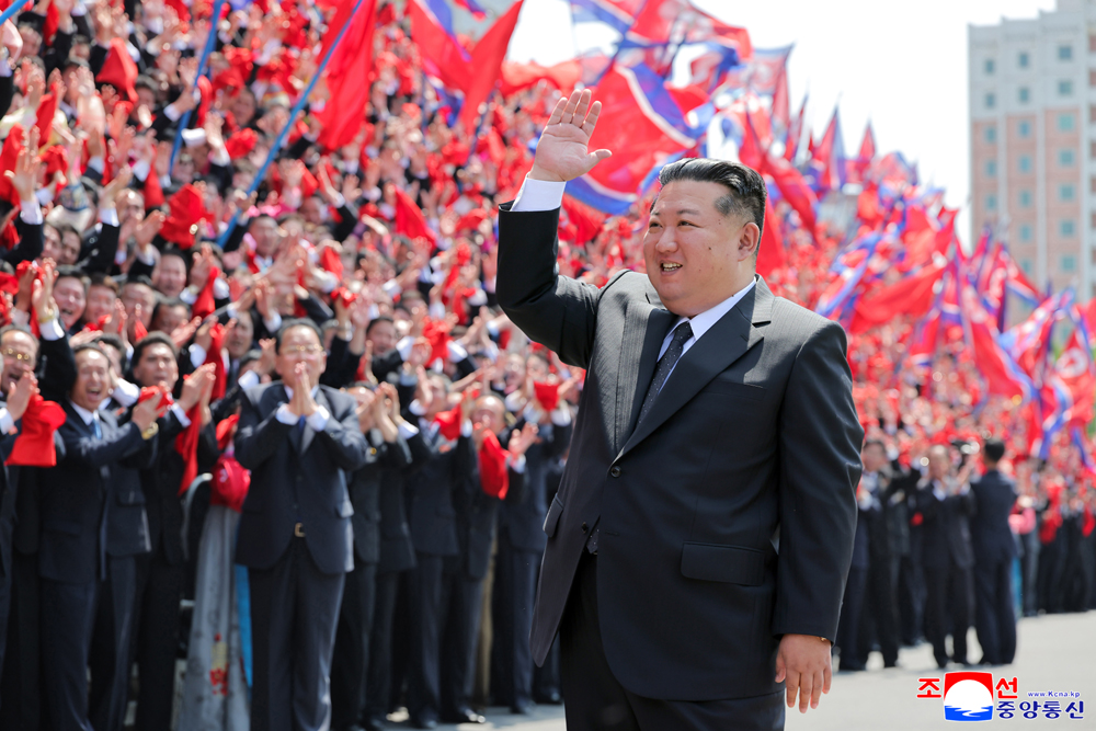 敬爱的金正恩同志会见朝鲜职业总同盟第九次代表大会参加者合影留念