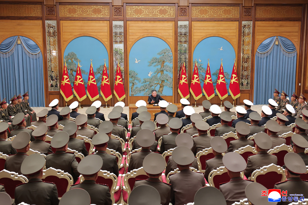敬爱的金正恩同志召开全军师旅指挥员聚会并会见他们