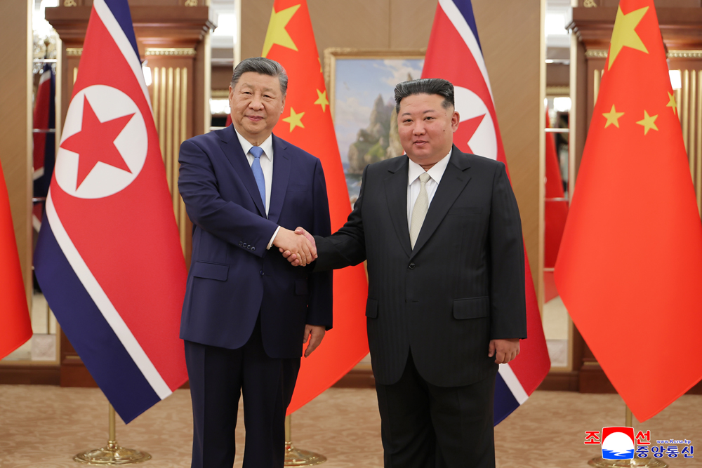 朝鲜劳动党总书记、朝鲜民主主义人民共和国国务委员长金正恩同志同中国共产党中央委员会总书记、中华人民共和国主席习近平同志举行会谈