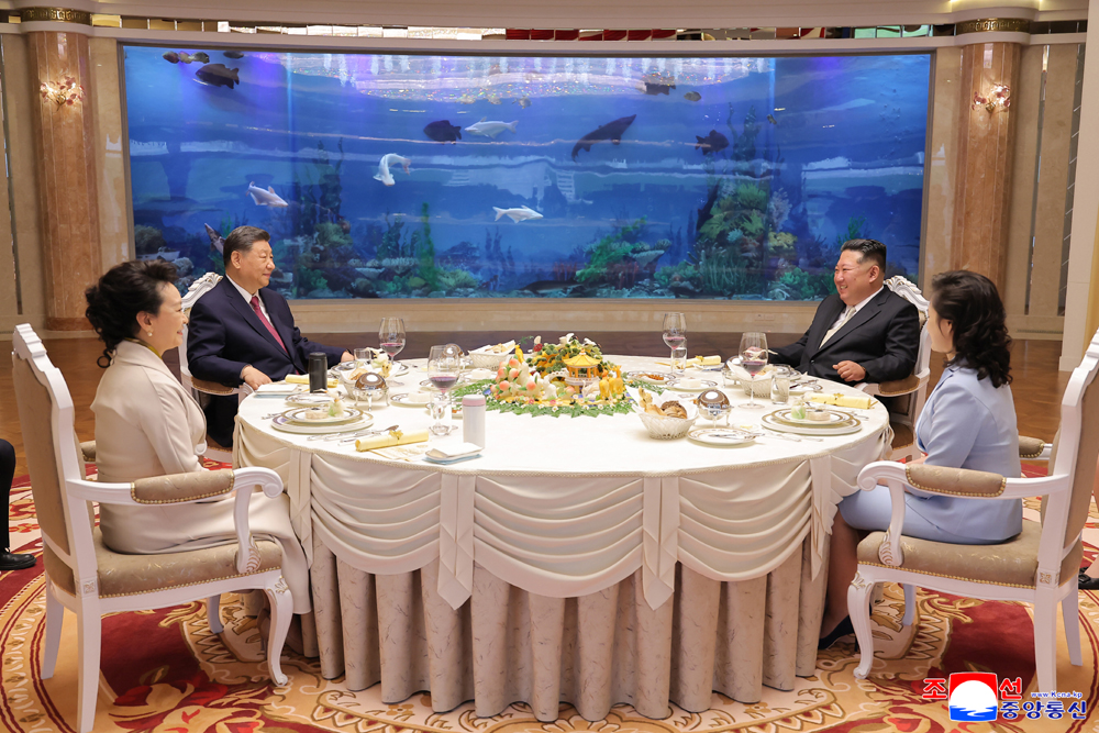 Respected Comrade Kim Jong Un Hosts Luncheon for Comrade Xi Jinping and His Wife Peng Liyuan