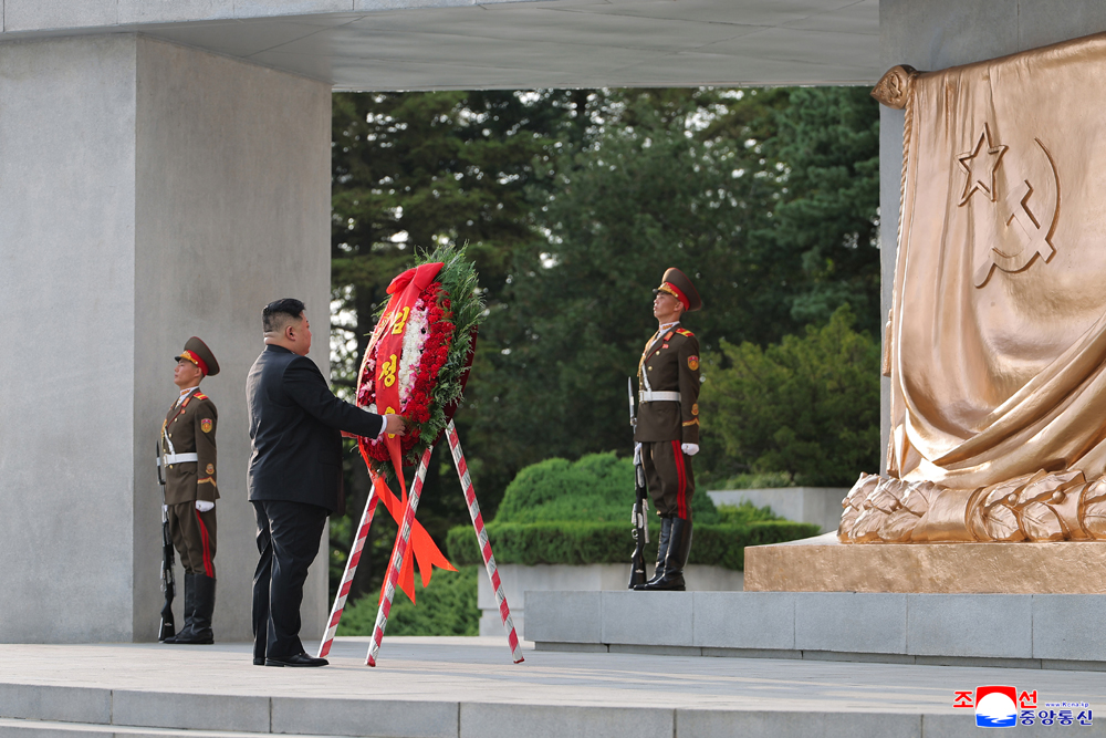 Respected Comrade Kim Jong Un Visits Liberation Tower on Occasion of 81st Anniversary of National Liberation