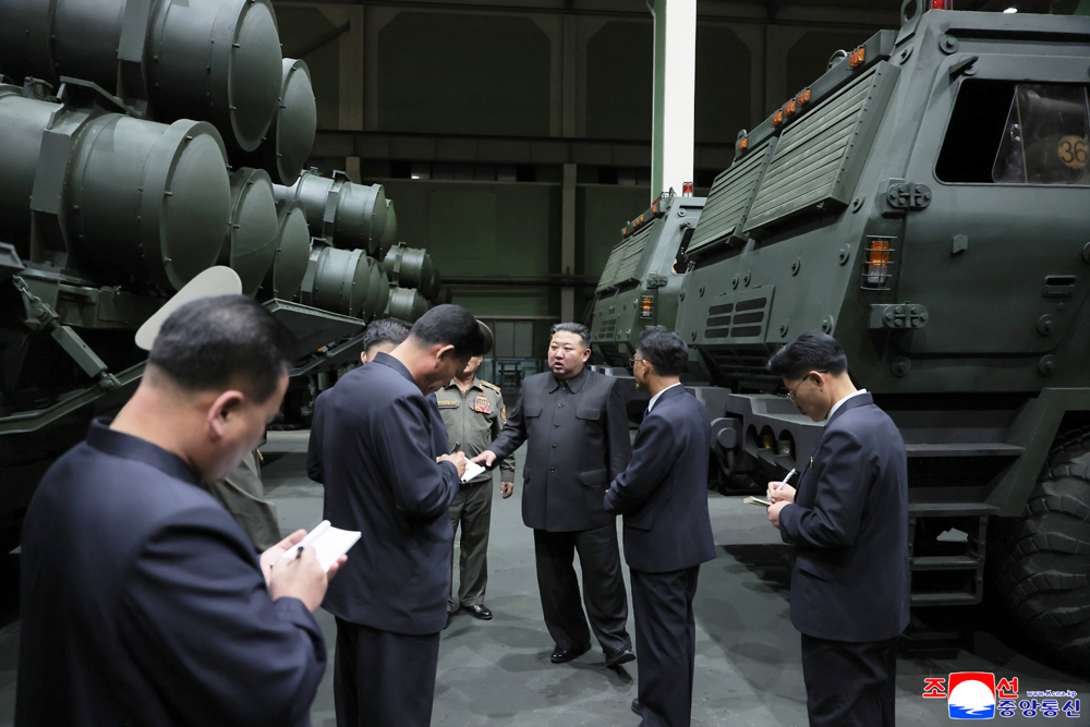 金正恩同志指导国防工业部门工作