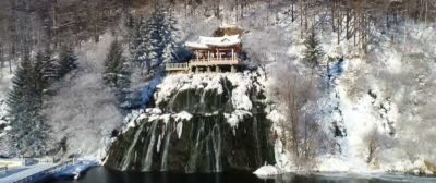 鲤明水瀑布的冬景