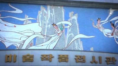 万寿台創作社の美術作品展示館を参観するロシアの観光客